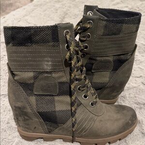 Sorel Women's Black and Green Lace Up Wedge Boots